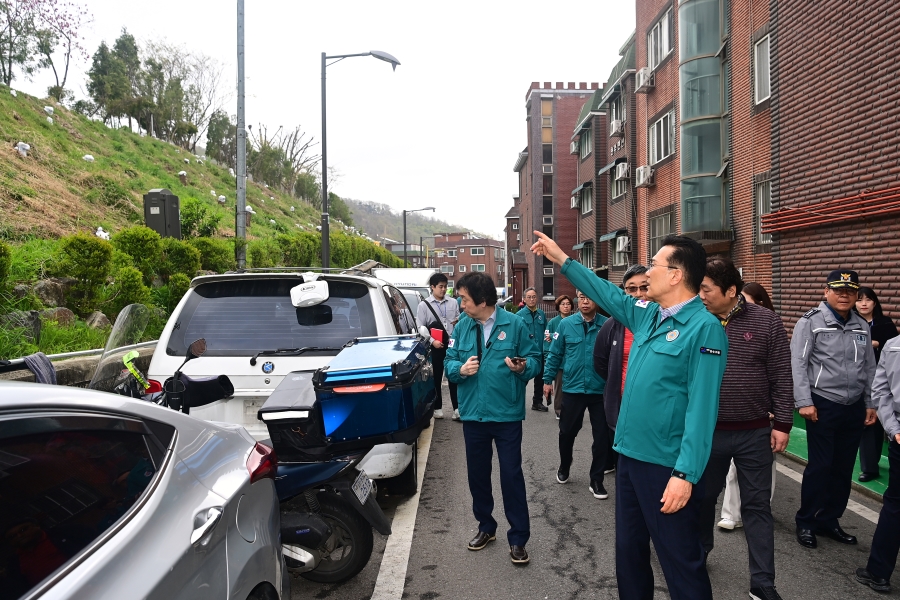 연수구(구청장 이재호)가 17일 외국인 다수 밀집 지역의 초등학교를 중심으로 주변 등굣길 안전을 점검했다.